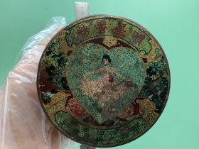 超值特惠价。民国美女图案明星香粉大粉盒。民国美女时尚装束，由民国上海中西大药房发行。盒子底有大段明星产品广告文字。P s百年老物件品自鉴，要求完美者慎拍