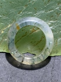 天然冰透亚光高玉化绿水草玛瑙跑环（卡环)一个，。