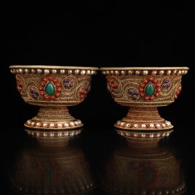 旧藏西藏收老藏银打造掐丝花丝镶嵌宝石供杯 酥油碗一对 品相保存完好 工艺精湛 重229克 高7厘米 宽10.5厘米