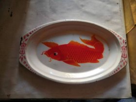老的红色大鲤鱼图案搪瓷大盘底部有款～红灯牌，品相如图，完好，十分怀旧。