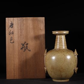 旧藏唐秘色青瓷刻花瓶