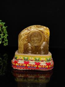 旧藏珍品，寿山石极品枇杷黄田黄印章摆件
大清著名雕刻家【徐三庚】之藏品
取材上乘寿山枇杷黄田黄石，色泽温润如玉，机理细腻油润，质地纯净通透，工艺精湛一流，祥龙威武霸气，栩栩如生，包浆醇厚自然，实属收藏观赏珍品。
【品名】龙凤呈祥
【尺寸】高7✘宽7.5
【重量】400克