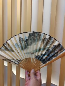 成扇：吴见山，出生于1963年，1990年本科毕业于中国美术学院中国画系，同年分配至苏州古吴轩出版社工作，任美术编辑室主任、总编辑助理等。