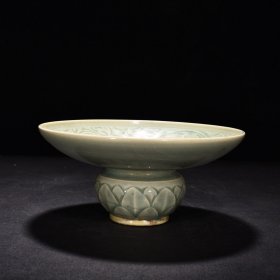 宋耀州窑青瓷刻凤穿花卉纹渣斗 高9厘米 宽20.3厘米 2100