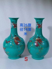 乾隆款粉彩瓜果纹长颈瓶