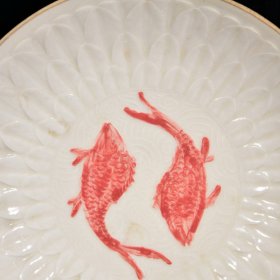 大宋定窑白釉刻莲瓣纹釉里红双鱼纹尚食局款斗笠碗 高4.4径21.5厘米2