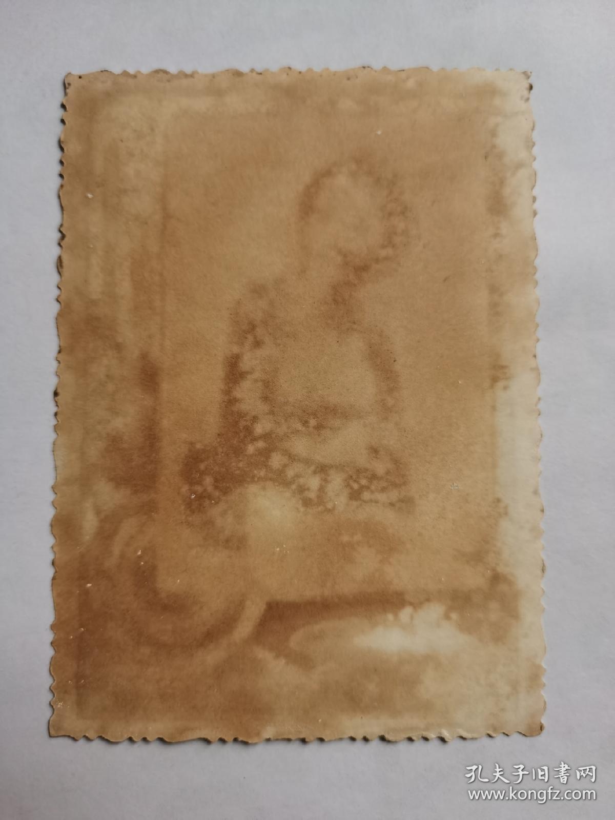 民国美女，白燕，照片一张，原名陈玉屏，广东人。1936年考入广州国际影片公司，从此走上演员之路，1937年到香港演出第一部电影《锦绣河山》。是一位香港粤语片演员，演出过多套电影。擅长演绎遭遇不幸的女性和端庄娴淑的贤妻良母，形象鲜明，与吴楚帆、张瑛、张活游合作最多。主演的名片包括：《蝴蝶夫人》