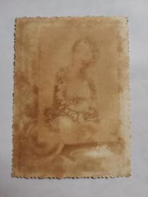 民国美女，白燕，照片一张，原名陈玉屏，广东人。1936年考入广州国际影片公司，从此走上演员之路，1937年到香港演出第一部电影《锦绣河山》。是一位香港粤语片演员，演出过多套电影。擅长演绎遭遇不幸的女性和端庄娴淑的贤妻良母，形象鲜明，与吴楚帆、张瑛、张活游合作最多。主演的名片包括：《蝴蝶夫人》