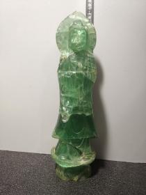 绿莹莹晶莹剔透的观 世音菩 萨造像，高41厘米，因材质原因，如此大尺寸的雕件很少