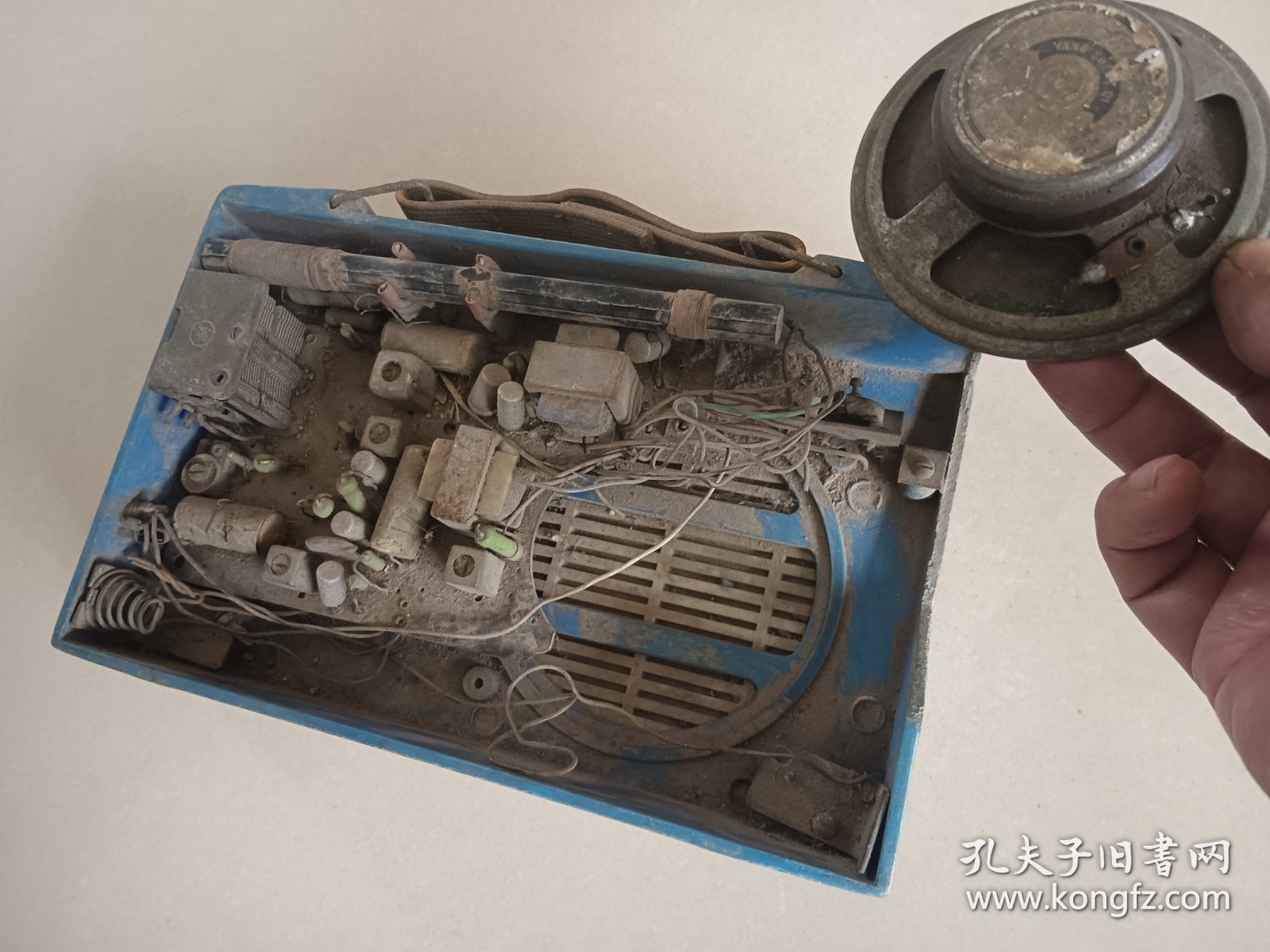 前哨牌为人民服务老收音机 缺后盖子喇叭应该是后配 没有固定，（一线在老维修师傅收来的）摆件道具收藏使用