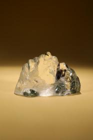 水晶山子摆件
尺寸：11×5.3×7.1厘米 重380克