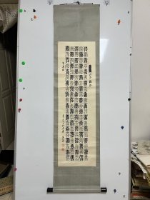 自娛齋保真銷售：李其華（1918年6月-2020年3月13日）1928年參加兒童團(tuán)，1931年6月參加中國工農(nóng)紅軍、參加了長征。1933年加入中國共產(chǎn)主義青年團(tuán)，1936年12月轉(zhuǎn)入中國共產(chǎn)黨，歷經(jīng)鄂豫皖革命根據(jù)地反“圍剿”、遼沈、平津等戰(zhàn)役[2]，曾任解放軍總醫(yī)院院長。33*108。
