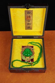 珍藏1旧藏漆器宝盒装高冰翡翠色掐丝珐琅彩镶嵌佛公一盒收藏送礼佳品 盒子：18*18*9 牌子：9.6*8.0