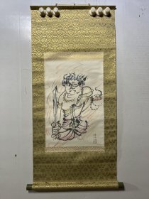 伸行筆，佛系茶挂字画【不动明王菩萨像】 画心尺寸：44×30，品相完好，纸本。 高级原装绫裱，瓷轴头，属于速写画法的那种，落笔疾速而不凌乱，表情神态生动形象。 4685