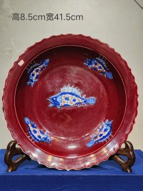 精工细作满工红釉青花釉里红高浮雕刻瓷“如鱼得水”纹平沿赏盘。