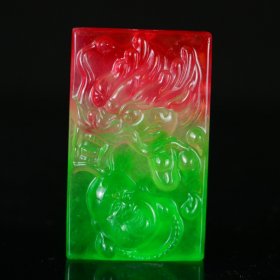 完美翡翠高冰鸿运当头精工雕刻【龙佛牌】 规格：76*45*19mm 水头足，质地细腻纯净无瑕疵，颜色为纯正、明亮、浓郁、非常漂亮。