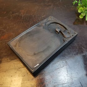 老砚台一方，扣之声如金石，石质细腻，造型古拙，厚度近3.5cm。