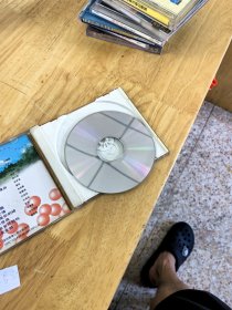 KTV金曲精选《东方之珠》（5），深圳音像公司出版发行（IFPIN104），唯一，VCD，辛晓琪《遗忘》，毛宁《涛声依旧》，邰正宵《一千零一夜》，娆晔《踏春》，郑少秋《天大地大》张学友《一千个伤心的理由》，黄安《样样红》，李克勤《护花使者》，邓丽君《绿岛小夜曲》，叶启田《爱拼才会赢》《浪子的心情》