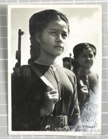 【1982年 越南女民兵黑白照片 一张】（12*8cm，背后有手写说明文字）