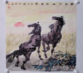 保真书画，刘均威四尺斗方国画作品《萧萧天马出昆仑》一幅，尺寸:68*68，此作品是出版原作，给买家提供出版物图片，不提供书。
刘均威，生于1939年， 中国当代著名美术家，中国美术家协会会员，国家一级美术师。曾任宁夏美术家协会副主席，宁夏国画艺术委员会主任。现为宁夏美协顾问，银川市美协名誉主席。 获中国文联授予的《99中国百杰画家》、《2000中国百杰画家》称号。