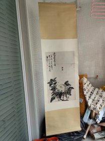 海派著名书画家徐子鹤，花卉一副，品相较差，有折痕，有缺，立轴旧裱，画心尺寸74x42厘米，保真包手绘 徐子鹤（1916—1999），字翼，又名徐翼、徐寿昌；男，1916年生；江苏苏州人；中国当代著名国画艺术家、书画鉴定家。擅山水、人物、花鸟、走兽，山水多画黄山、川峡，笔墨出自南宋四家，淳雅流畅，清丽洒脱，多一层江南水乡的吴人柔情……