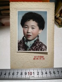 约1950年后苏州美女上手工上色老照片1件，照片尺寸8-10.5CM，底卡尺寸11.3-17CM，c