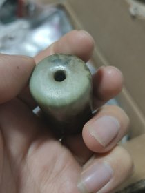 老物件，清代大烟嘴，看图实物。尺寸如图所示，长约3.5厘米，直径约2厘米，重量适中，手感好。包老包真，支持相关鉴定，如有问题包赔。感兴趣的朋友可以联系我，价格实惠，喜欢就直接下单吧，记者勿扰，鸽子勿扰。本交易支持自提、当面交易、邮寄。