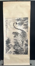 俞林虎，艺名寅啸，1950年生。自幼喜爱美术，他名中有虎，字中有虎，生肖属虎，又善于画虎，人称“画虎大王”