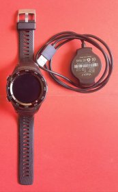 【华为智能手表：HUAWEI WATCH 2，插卡版】该手表为插卡版，自带手机卡卡槽，可插入实体手机sim卡。手表可不带手机单独使用各项功能，或者随身携带手机配合手表蓝牙使用全部功能。手表一次充满电，正常使用续航2天。该手表配有华为原装磁吸式充电器，还配有华为原装硅胶表带，到手即可直接戴用。