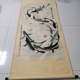 张长亮的画万家喜庆（装裱尺寸196/80）张长亮，字明辉，号凤凰山居士。1940年生，从教40余年， 中学一级美术教师，现为中国老年书画研究会会员，老年教育书画 研究院院士。