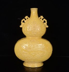 清康熙黄釉雕刻双鱼龙纹葫芦扁瓶