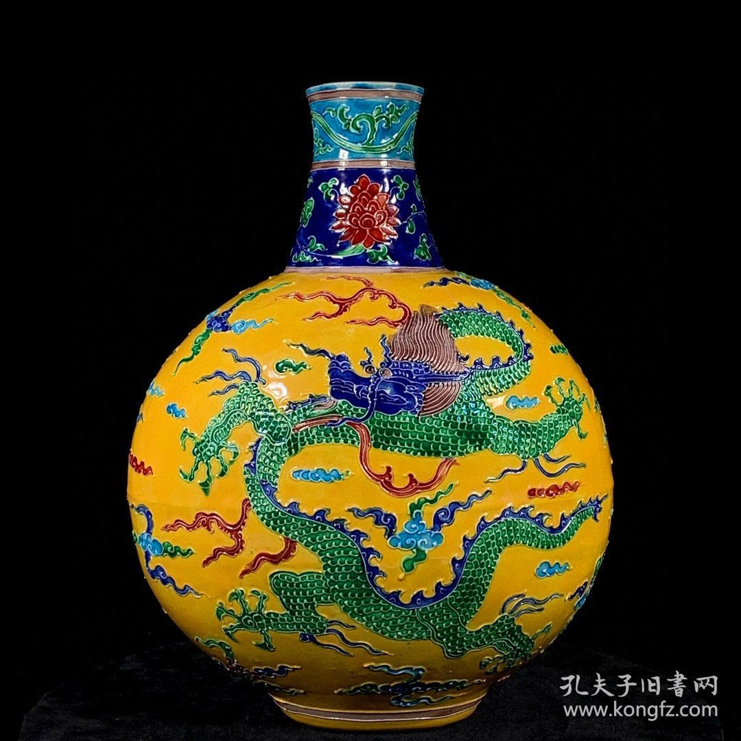 明永乐珐华彩龙纹扁瓶， 高28厘米，最大直径22厘米