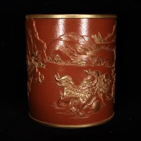 清乾隆珊瑚红描金浮雕狮子滚绣球纹笔筒，14×12.5厘米