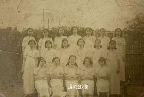 【老照片】民国24年（1935年）私立麦伦女校第九届毕业生全体摄影（有背题）---该校为民国时期上海地区著名教会学校，第二任华人校长为著名的教育家沈体兰先生，1949年后学校更名为：继光中学（现为上海继光中学）--- 非常罕见珍贵的民国时期教育史料。--- 顺丰包邮。