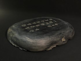 ￼ ￼ ￼ 旧藏端砚 多子多福，石料完美，质地细腻，古朴自然，整砚天然石眼丰富，清晰明亮，巧刻葡提构思巧妙，工艺精湛，砚背铭文劲挺，刀工犀利，包浆浑厚，款：孙智敏。收藏赏用珍品。 尺寸：25/19/4cm。重3.06公斤。