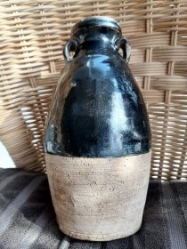 宋辽金时期老窑瓷器！口沿底部有磕碰老窑瓷好标本！尺寸规格高19.5厘米左右口径5厘米左右底径8厘米左右！