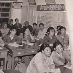 裁剪图片二张(约16开+略小于16开，拍前看好，介意勿拍)