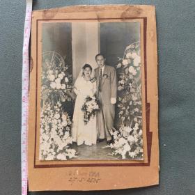 1954年简约婚纱鲜花簇拥结婚婚纱老照片
