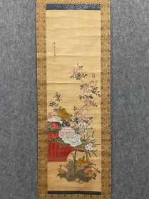 古筆花卉图【柳泽淇园】 
1706 - 1758（宝永三〜宝历八）53岁。本姓斐 源，一说姓曾根，受供职之侯赐姓柳泽，名里恭，亦以柳 里恭行世，又名贞贵，字公美，号带刀、九左卫门、权太 夫、玉桂、竹溪（一作竹浚）、玉溪、群玉山房、学雪室、 郡山散人，通称权之助。奈良生人。初学狩野派，后转师 祇园南海学南宗画。曾对董其昌和中国画谱作过研究， 是日本文人画的先驱者之一，亦是博学多识的学者。