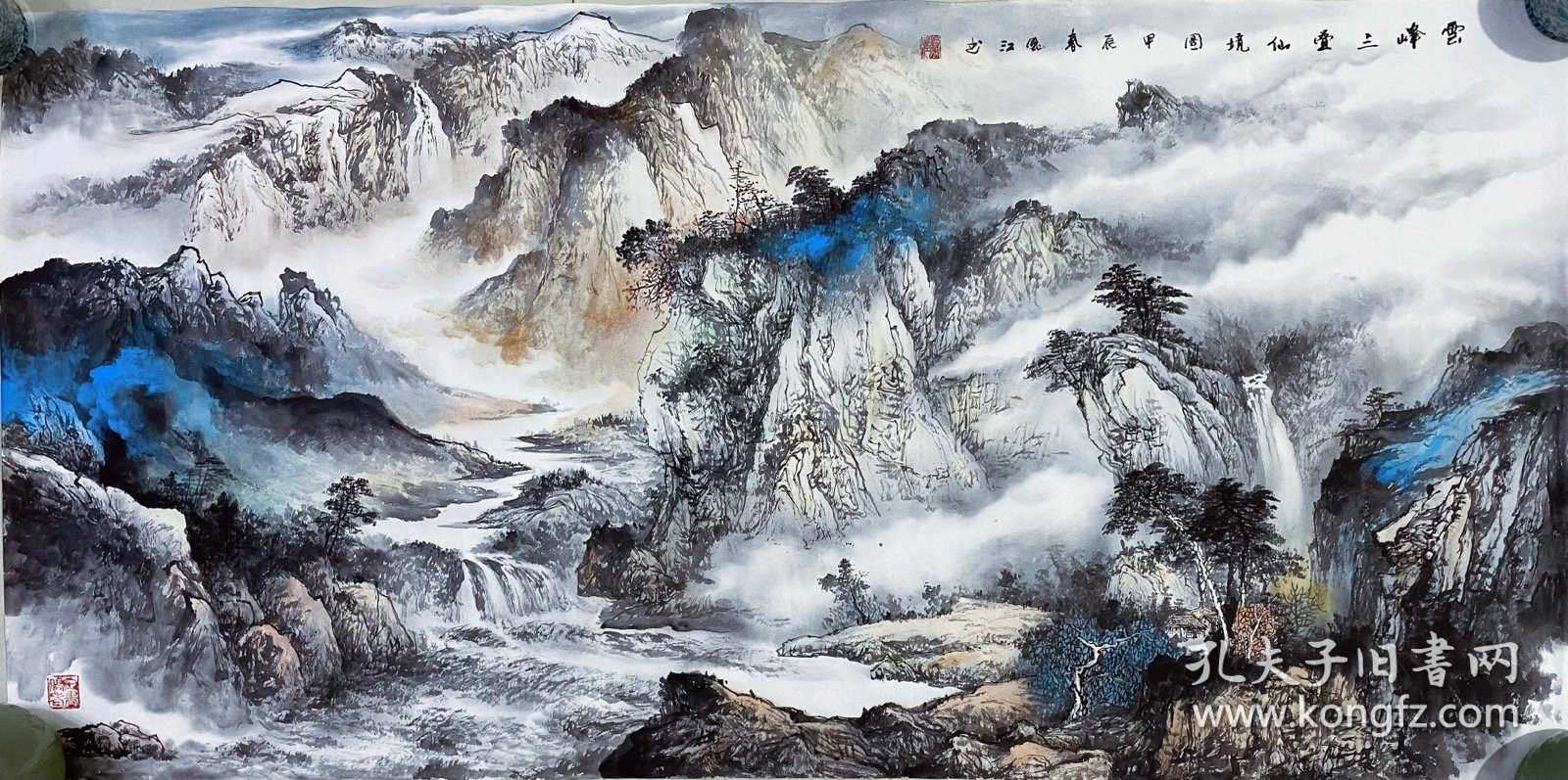 山水画，云峰三叠仙境图，浅绛风格，很有意境，写意画法，皴法点染，纯手绘作品，可以让老师合影，假一赔万，都是本人精心收藏的，支持第三方鉴定，吉林省美协理事苏凤江老师本人真人真迹纯手绘的原创大作，实际画的比照片拍出来要漂亮的多，笔法苍劲有力，浓淡干湿焦，行云流水。尺寸1.38米×70公分的，四尺整张的，家里客厅，沙发背景墙，书房，茶室，办公室都可悬挂，非常大气，整个构图很有味道。装裱后效果非常棒。