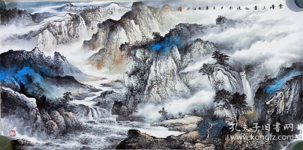 山水画，云峰三叠仙境图，浅绛风格，很有意境，写意画法，皴法点染，纯手绘作品，可以让老师合影，假一赔万，都是本人精心收藏的，支持第三方鉴定，吉林省美协理事苏凤江老师本人真人真迹纯手绘的原创大作，实际画的比照片拍出来要漂亮的多，笔法苍劲有力，浓淡干湿焦，行云流水。尺寸1.38米×70公分的，四尺整张的，家里客厅，沙发背景墙，书房，茶室，办公室都可悬挂，非常大气，整个构图很有味道。装裱后效果非常棒。