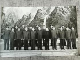 朝鲜通讯社发行的老照片一张：朝鲜国家主席金日成接见中国人民解放军军事代表团（团长不知是谁）1981年5月