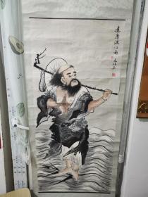 达摩渡江图——李旻鸿，1950年生于河北饶阳县。师承国画大师郭传璋、白雪石，并遍临古今数十位名家的画作，博观约取融为一炉，黄山水墨山水自成体系。现为北京画院一级画师，河北省美术家协会会员，中国画研究院会员。原装裱