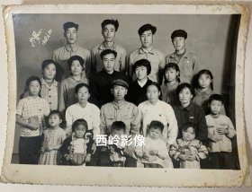 【老照片】1968年在火红的日子里一个大家庭的合影（前排小孩子手持红宝书、玩具枪和小提包），很有时代特色～