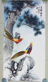 红腹锦鸡，花鸟画，小写意画法，老师的松树和红腹锦鸡皴法点染，画的非常细，山东省美协刘宝国老师的真人真迹纯手绘作品，假一赔万，终身保真，支持第三方鉴定，老师的松树和红腹锦鸡，公鸡，母鸡，小鸟画的不亚于中美协老师，实际画的比照片拍出来要漂亮的多，照相光线不好，笔法苍劲有力，花瓣画的很逼真，鸟也很棒，行云流水。尺寸1.36米×70公分的，四尺整张的，家里客厅，餐厅，卧室，书房，玄关都可悬挂，非常合适！