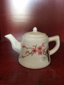 经典粉彩梅花瓷茶壶