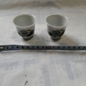 小瓷杯2个（毎个杯口都有小瑕疵如图，杯口直经约4.7cm，杯底直约约2.2cm，高约4.3cm）