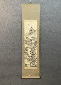 古筆山水图【山本梅莊】 
1846 - 1921（弘化三~大正十）76歲。名倉藏， 亦名駟，字子野,號半村。生地今屬愛知縣。先後從師貫 名海屋、三谷雪庵研習南宗畫。亦曾向中國劉冷密學習 詩詞、文學。日本畫會會員，1912年第6次文部省美術 展審查員。擅長山水、花鳥。作品多次人選文部省美術 展與日本美術協會展，曾獲文部省美術展三等獎。主要 作品：《水墨松林》、《夏景山水》、寫生集《鳴雪圖錄》 等