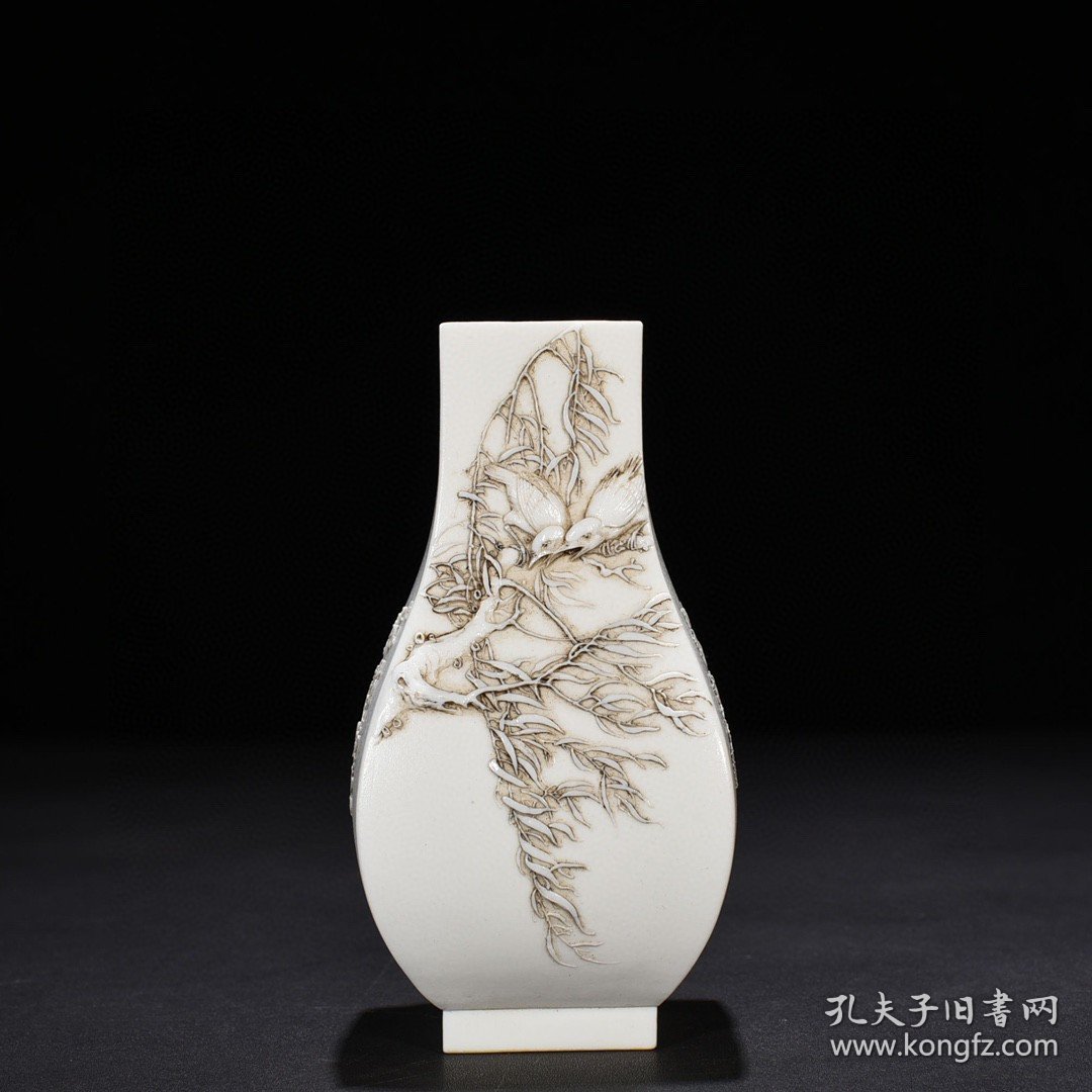 瓷器 清光绪刻心斋款堆雕鹭莲纹方瓶14*8.5厘米