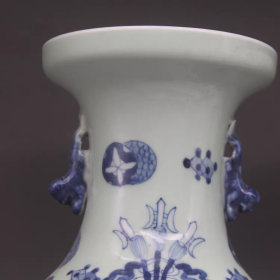 清青花博古纹双耳瓶一对